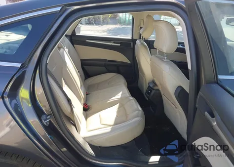 2016 Ford Fusion Energi Titanium z USA, uszkodzony, nr VIN 3FA6P0SU3GR173646